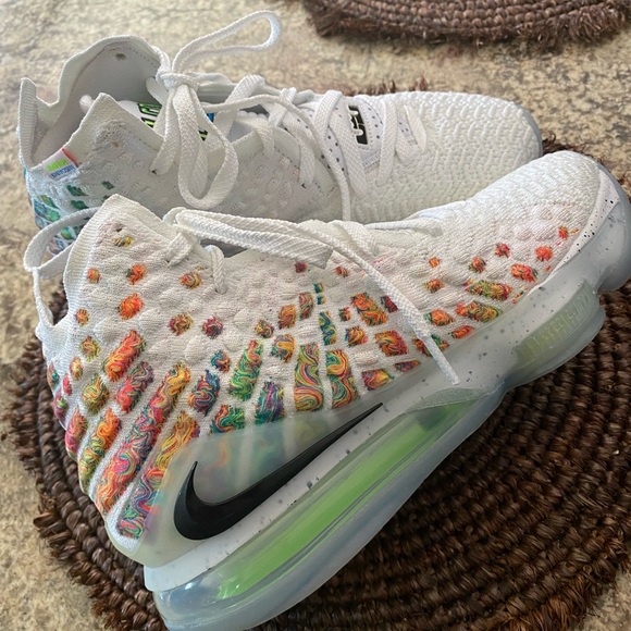 Nike LeBron XVII Air Command Force sneakers - Picture 5 of 12